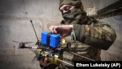 Украински војник од 71-та бригада Јегер подготвува беспилотно летало FPV на линијата на фронтот кај Авдиевка, регионот Доњецк.