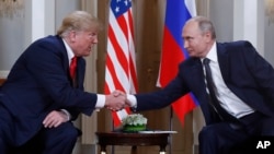 Donald Trump și Vladimir Putin își strâng mâna la începutul unei întâlniri la Palatul Prezidențial din Helsinki, Finlanda, 16 iulie 2018. 