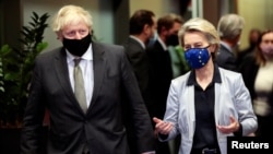Boris Johnson brit miniszterelnök és Ursula von der Leyen, az Európai Bizottság elnöke Brüsszelben, 2020. december 9-én.
