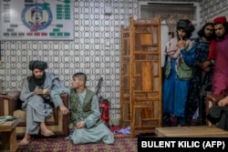 Një person i akuzuar për vjedhje qëndron pranë talibanëve, në një stacion policor në Kabul më 30 shtator.