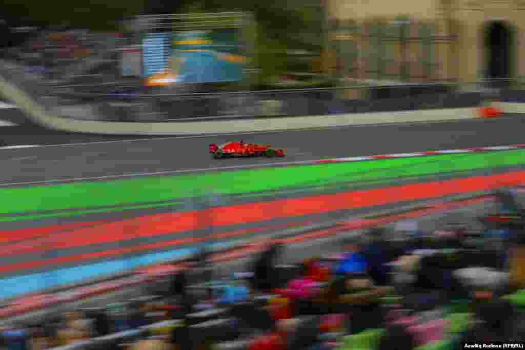 Un pilot Formula 1 conduce cu viteză la Baku, Azerbaidjan, pe 29 aprilie. (Aziz Karimov, RFE/RL)