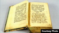 Старинное Евангелие, которое было подарено Николаю II незадолго до его отречения. [Фото — <a href="http://www.shm.ru/" target=_blank>Государственный Исторический музей</a>]