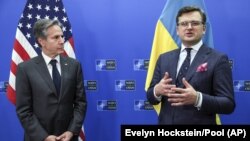 Državni sekretar SAD Antony Blinken (levo) i ministar spoljnih poslova Ukrajine Dmitro Kuleba u Briselu 7. aprila 2022.