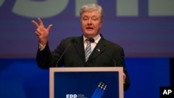 Поранешниот украински претседател Петро Порошенко зборува на Конгресот на Европската народна партија во Романија минатата година.