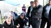Забастовщики согласились немедленно приступить к выполнению своих обязанностей, если мэрия выдаст письменные гарантии о повышении оклада с 1 января 2019 года