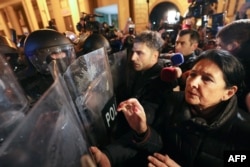 Presidentja e Gjeorgjisë Salome Zurabishvili (djathtas) duke marrë pjesë në protestë në Tbilisi në nëntor, pasi kryeministri Irakli Kobakhidze, ka thënë se shteti do të pezullojë rrugëtimin drejt BE-së deri më 2018.