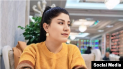 Rukhshona Hakimova, 31-godišnja nezavisna novinarka koja je radila za razne medijske kuće, čeka presudu na suđenju iza zatvorenih vrata po neotkrivenim optužbama u Dušanbeu.