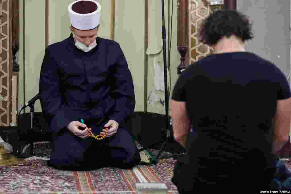 Imam Alipašine džamije Muhamed-ef. Hafizović uči zikir nakon popodnevnog namaza, Sarajevo, 23. april, 2020. 