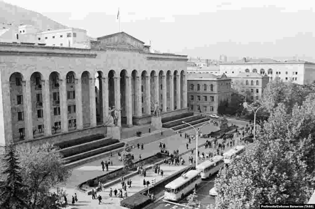 Bulevardul Rustaveli a devenit punct central al protestelor atunci când o catedrală ortodoxă de pe stradă a fost demolată de bolșevici în 1930, iar în locul ei a fost construită clădirea parlamentului Georgiei (fotografiată aici în 1966). Istoricul georgian Gabriel Ciubinidze a declarat pentru RFE/RL că &bdquo;în ultimii 200 de ani, bulevardul Rustaveli a fost inima politică a Georgiei&rdquo;.