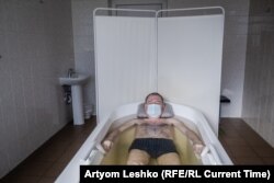 Viktor gyógyvizes fürdőt vesz