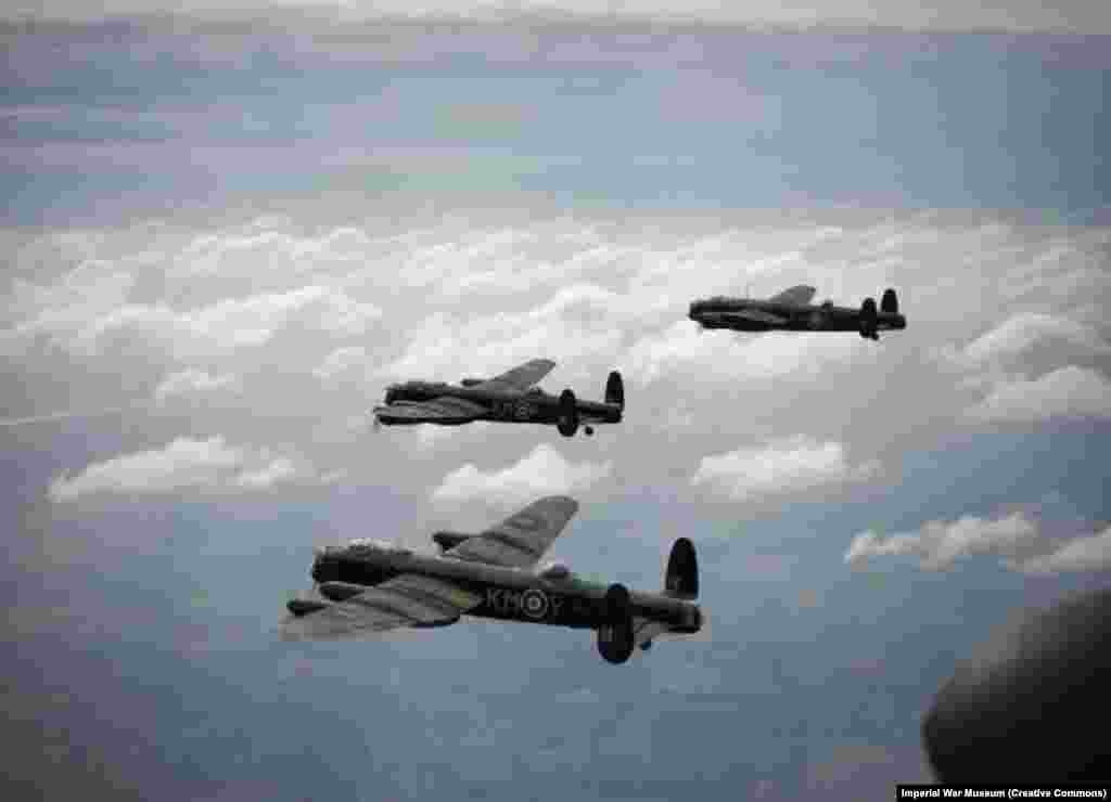 Bombardiere britanice Lancaster deasupra Europei. Aceste bombardiere au lansat aproape două mii de tone de bombe peste Dresda în primul val al atacului, pe 13 februarie 1945.