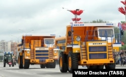 A képen egy katonai bemutatón vonul fel éppen két BelAZ gép Minszkben.