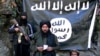 Ish-udhëheqësi i Shtetit Islamik Khorasan, Hafez Saeed (në mes) duke folur në një video në një vend të pazbuluar.