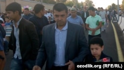 Узбекистанцы после совершения праздничного намаза.