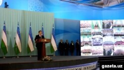 Шавкат Мирзияев выступает перед однопартийцами. Ташкент, 5 декабря 2016 года.