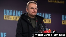Андрій Садовий сказав, що в його телефоні стоїть багато телефонів, в тому числі спеціальних, і один із них «почав глючити»