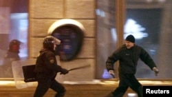 Policajac juri opozicionog demonstranta tokom skupa kojim se osuđuju rezultati predsjedničkih izbora u centralnom Minsku 19. decembra 2010. godine.