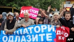 Kosovski Srbi u Mitrovici protestuju protiv sporazuma tokom posete Vučića, 12. maj 2013.