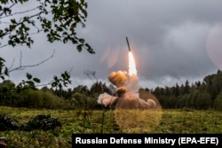 Zvaničnici SAD-a i NATO-a konstantno optužuju Rusiju da razvija oružane sisteme za koje kažu da narušavaju INF ugovor, kojim se zabranjuje korištenje raketa srednjeg dometa.