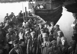 Пленени войници на Червената армия след битката.