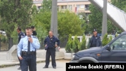 Policija kod glavnog ibarskog mosta, Mitrovica, april 2015, foto: Jasmina Šćekić