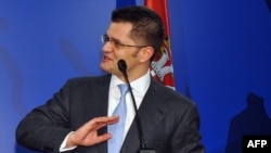 Treća mogućnost je da kako-tako udružena opozicija, ili bar njen pretežan deo, kandiduje Vuka Jeremića