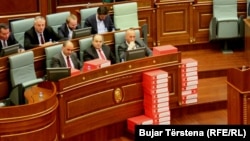 Deputetët e Vetëvendosjes vendosën kutitë me nënshkrime të peticionit kundër Demarkacionit. Prishtinë, 20 mars, 2018