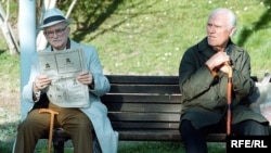 "Pre 50 godina, prosečan stanovnik u Srbiji je imao 34 godine, a danas ima 43 godine." (na fotografiji: penzioneri u Beogradu, fotoarhiv)