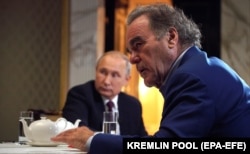 Oliver Stone interjút készít Vlagyimir Putyin orosz elnökkel a Revealing Ukraine című dokumentumfilmhez a Kremlben 2019 júliusában