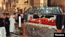 Papa Jovan Pavle II, nadbiskup Josip Bozanić i kardinal Franjo Kuharić, kraj kovčega Alojzija Stepinca, Zagreb, oktobar 1998.