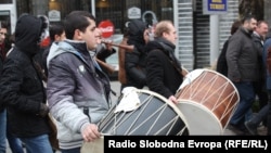 Протест на актери, музичари и уметници против опозицијата поради блокирање на буџетот во Скопје.