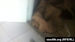 Мешок, в котором Фатима утопила свою сестру-двойняшку в Наманганском канале. Фото мобильного репортера «Озодлика» из морга.