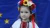 Fetiță ucraineancă în costum național, de sărbătoarea Zilei Independenței Ucrainei.