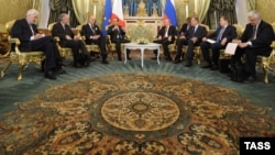 Владимир Путин и Франсуа Олланд во время переговоров в Кремле
