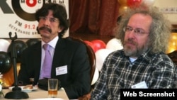 Ziaristul Sergei Buntman (st.) și redactorul-șef de la „Echo of Moscow”, Alexei Venediktov