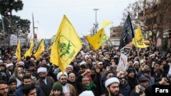 Pjesëtarë të milicisë afgane, Fatemiyoun, në funeralin e Soleimanit në Teheran më 6 dhjetor 2020.