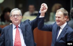Jean-Claude Juncker (L) i Donald Tusk