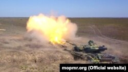 Un tanc transnistrean trage la țintă în cadrul unor aplicații militare ale armatei transnistrene