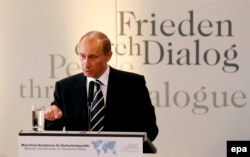 Ruski predsednik Vladimir Putin drži govor na 43. Minhenskoj bezbednosnoj konferenciji, februar 2007.