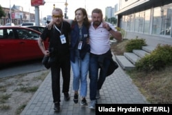 Наталя Лубневска, репортер на беларуския вестник "Наша Нива", беше простреляна в крака на 10 август. Тя все още е в болница.