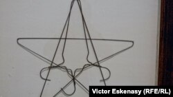 „Trei umerașe în formă de stea” (1983)