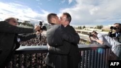 Илустрација: Првиот геј брак во Франција.