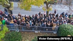 Cozi la secția de votare din incinta Consulatului Republicii Moldova la Frankfurt
