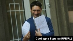 Съдия Константин Кунчев показва призива за отлагане на ЕИСС, подписан от 147 негови колеги