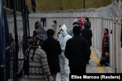 Autoritetet greke kontrollojnë migrantët që kanë ardhur nga Turqia. Fotografi nga arkivi.