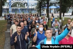Работници от автомобилния завод БелАЗ на протест в Жодзина на 26 август. Един от най-интересните аспекти на протестите срещу Лукашенко е, че много от работниците в заводите, които отдавна се считат за основния му електорат, също участват.