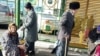 Pensionari la o stație de autobuz în Lebap, Turkmenistan (Imagine de arhivă)