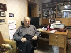 Stanislav Šuškevič u svom skromnom stanu u Minsku: "Ali u stvarnost, zavisnost od Rusije i dalje je veoma snažna".