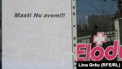 Măști medicinale nu avem! - inscripție pe ușa unei farmacii din Chișinău