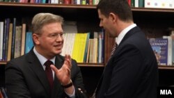 Еврокомесарот Штефан Филе и претседателот на Здружението на новинари на Македонија, Насер Селмани.